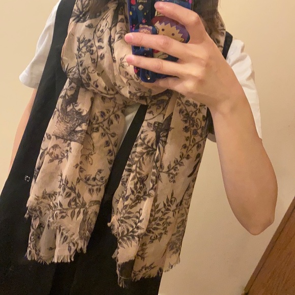 🌟Mix and Match 1for $10,2for$15 H&M animals print scarf - Picture 7 of 7